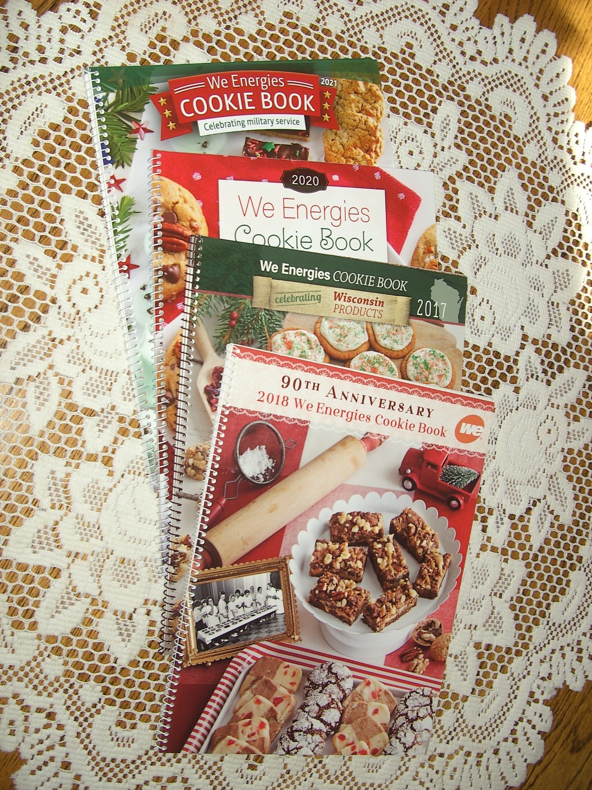 4 We Energies Wisconsin Electric Christmas Cooky Cookie Cookbook Lot 2017-2021