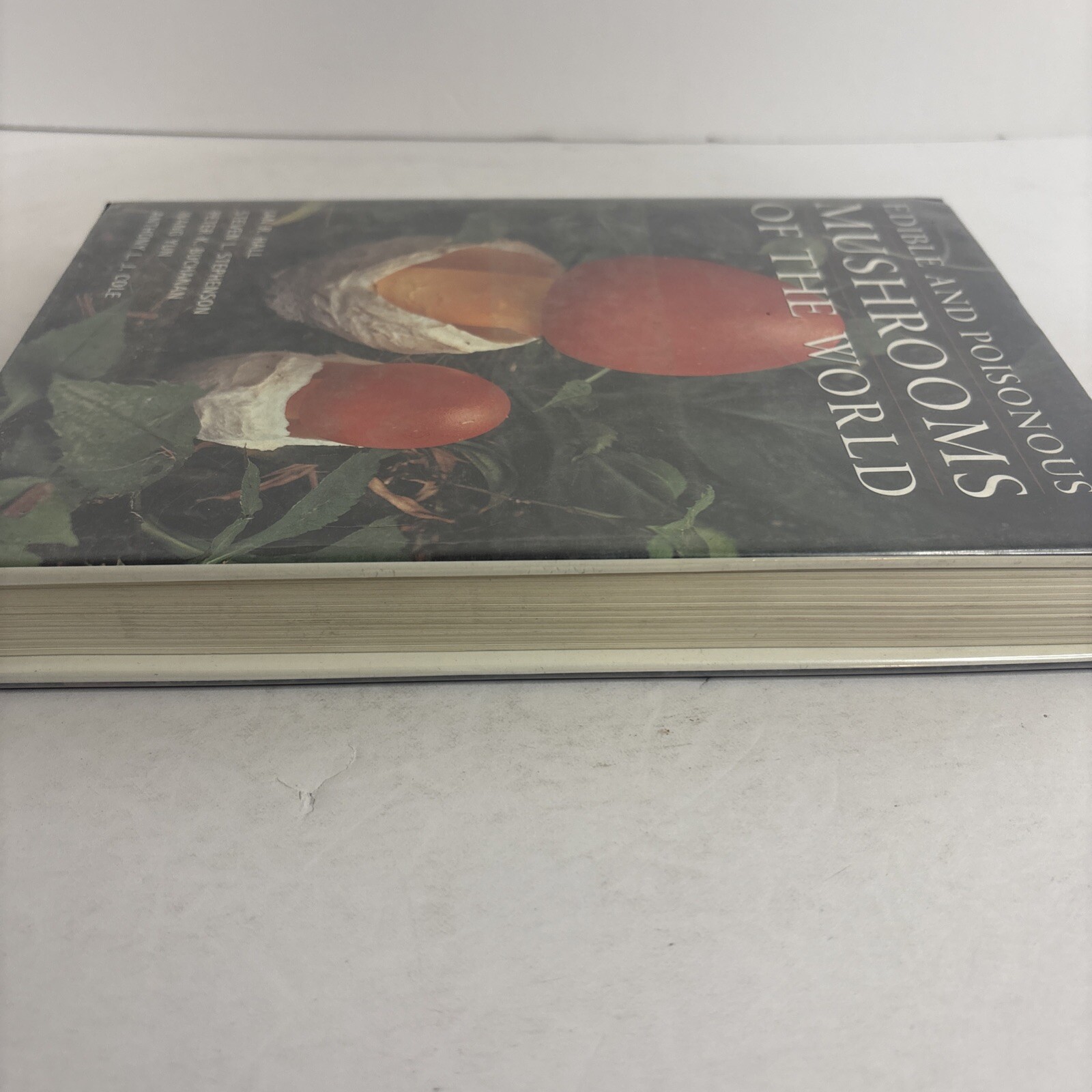 Edible and Poisonous Mushrooms of the World by Hall, Stepheson, Buchanan, Yun