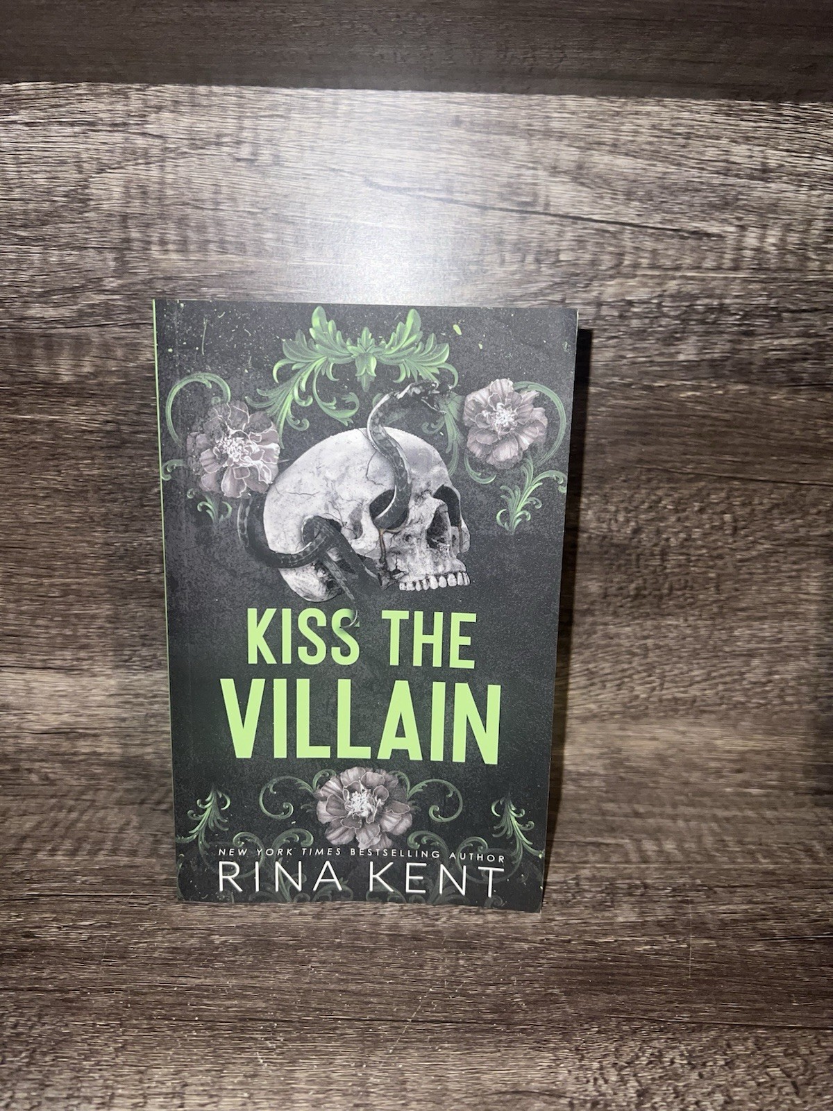 Kiss the Villain by Rina Kent Deluxe Edition Sprayed Edges