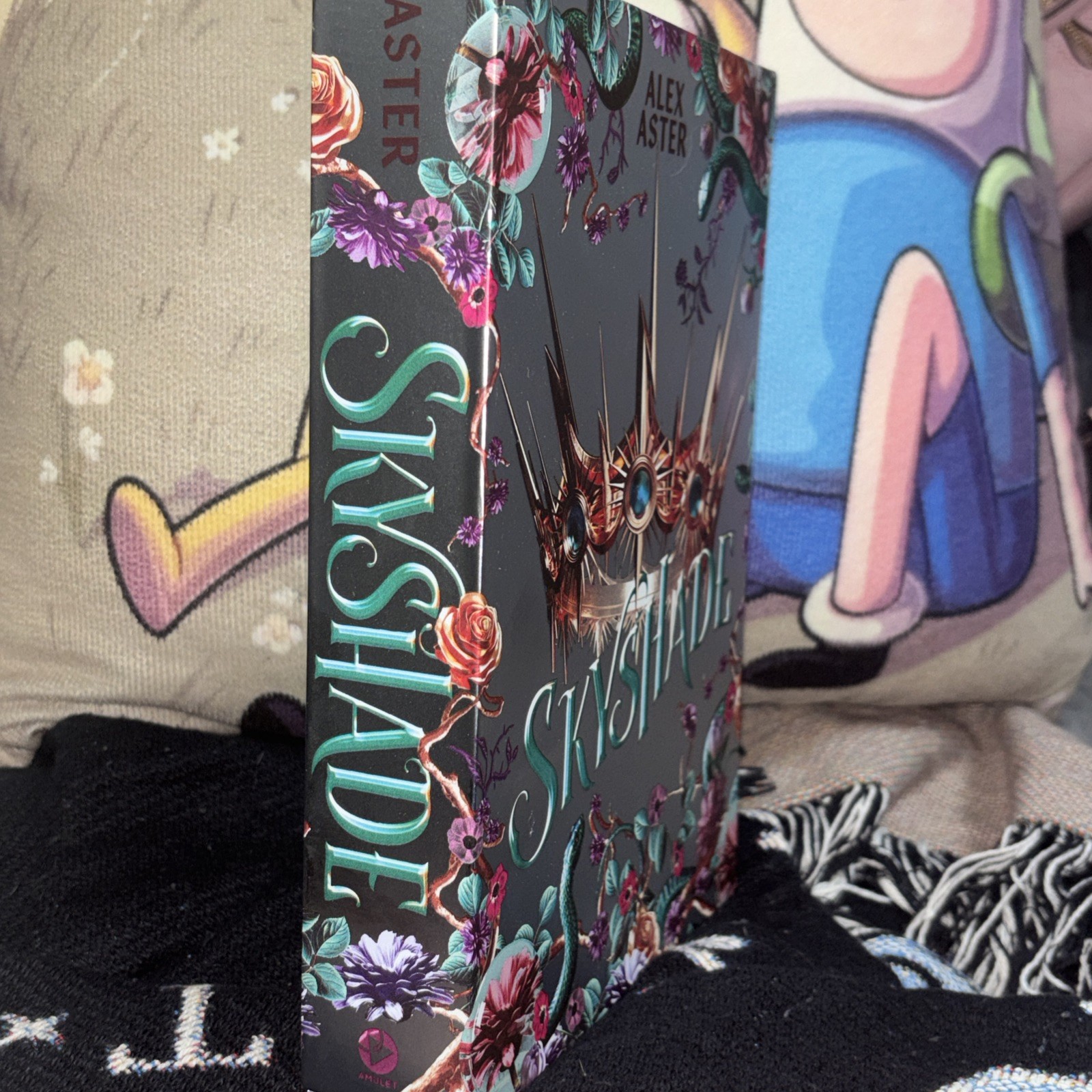 Skyshade: Collector’s Edition Lightlark Saga 3 slight damage see photos