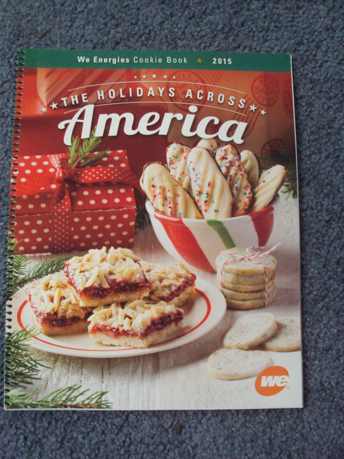 2015 Wisconsin Electric WE Energies Christmas Cooky Cookie Book Cookbook