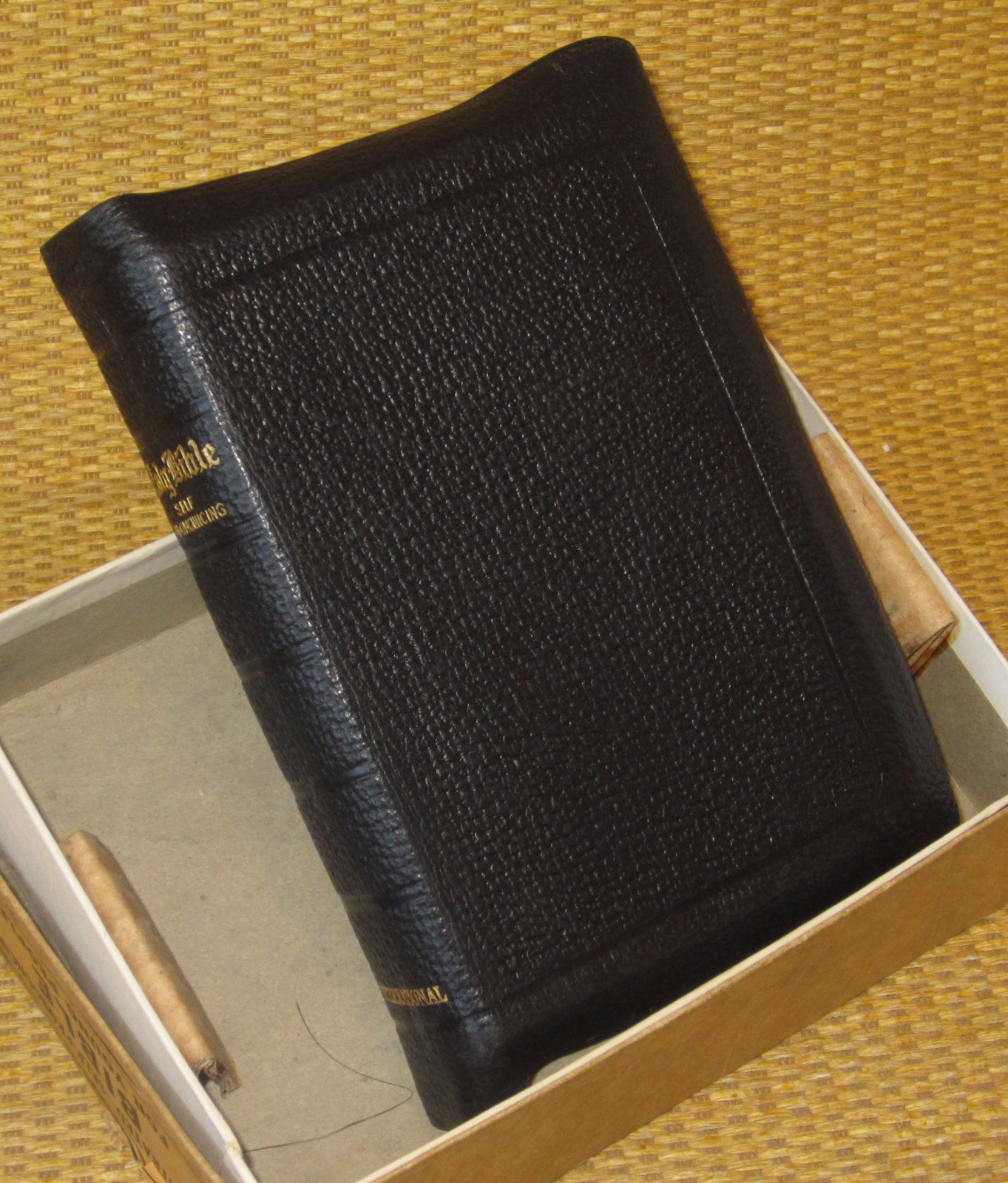 INTERNATIONAL Holy Bible | KJV STUNNING Leather Compact (4.25″ x 6.5″) in BOX