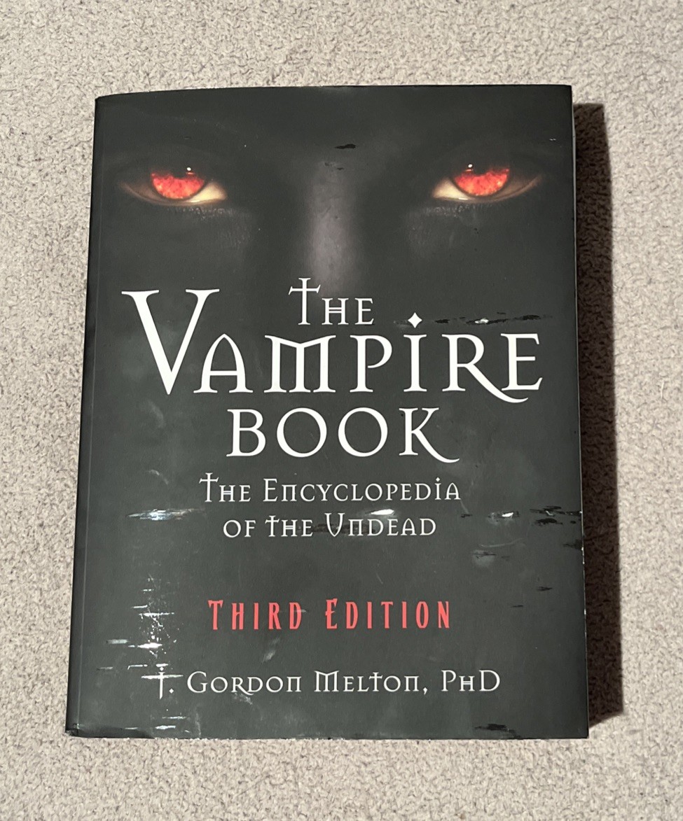 Vampire Book : The Encyclopedia of the Undead by J. Gordon Melton (2010,…