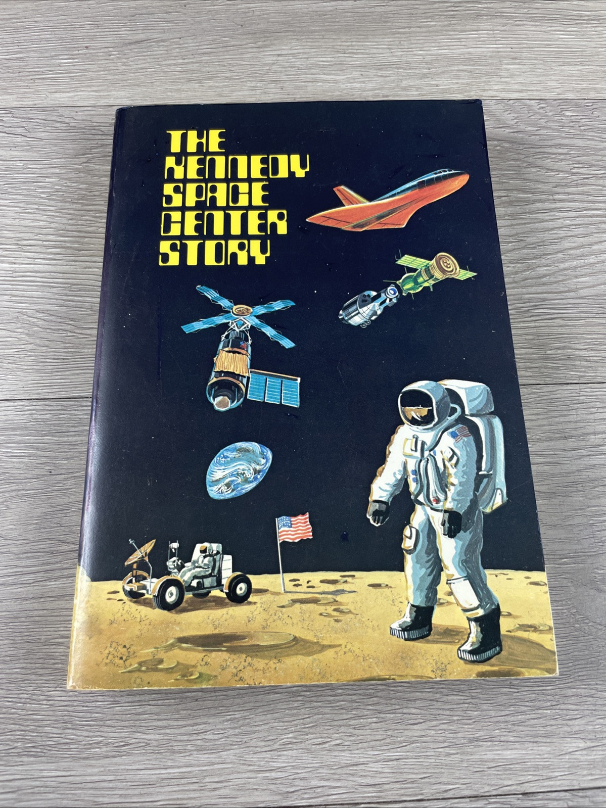 THE KENNEDY SPACE CENTER STORY, PUBLIC AFFAIRS OFFICE, PAPERBACK, 1974,