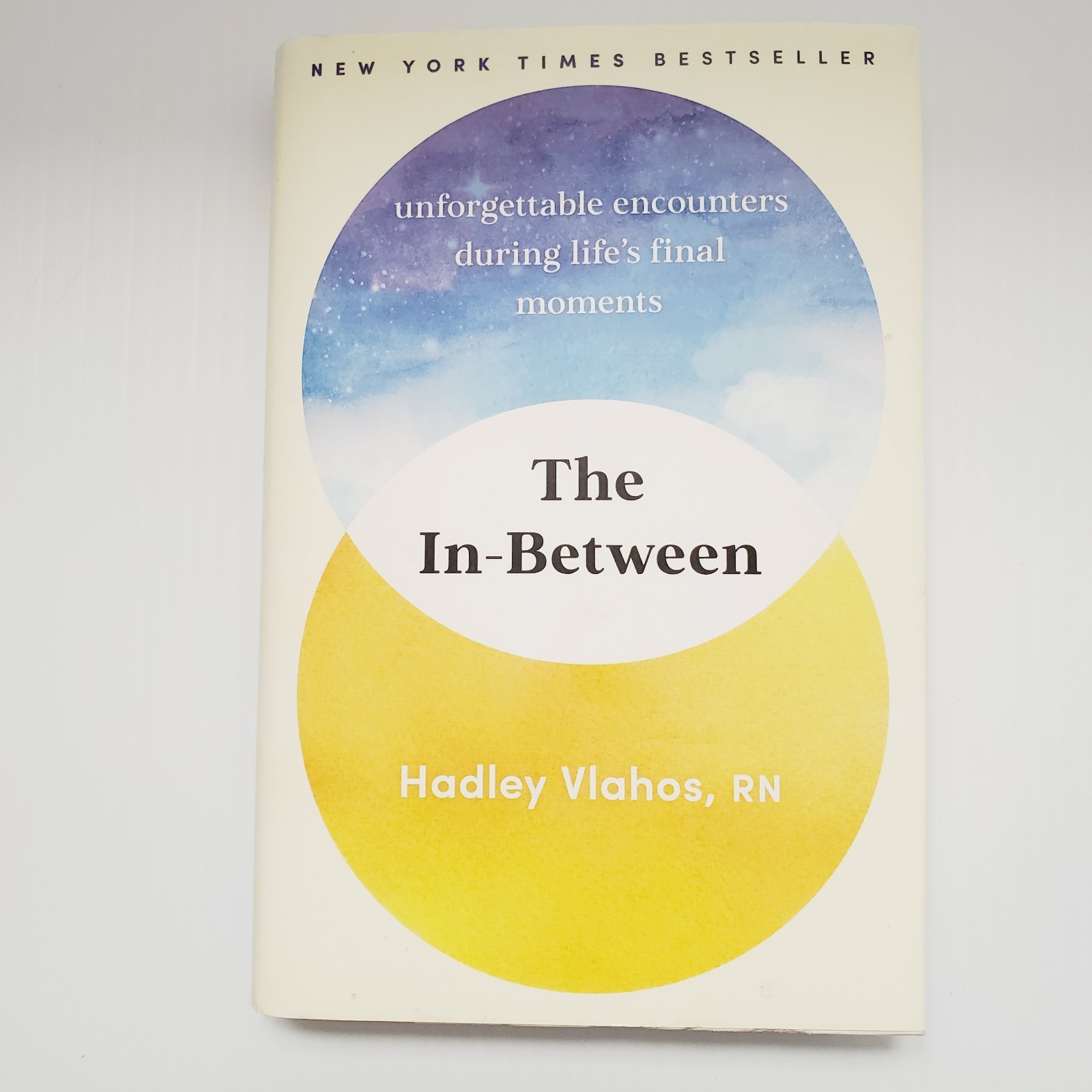 The In-Between Book Encounters During Life’s Final Moments Hadley Vlahos HC