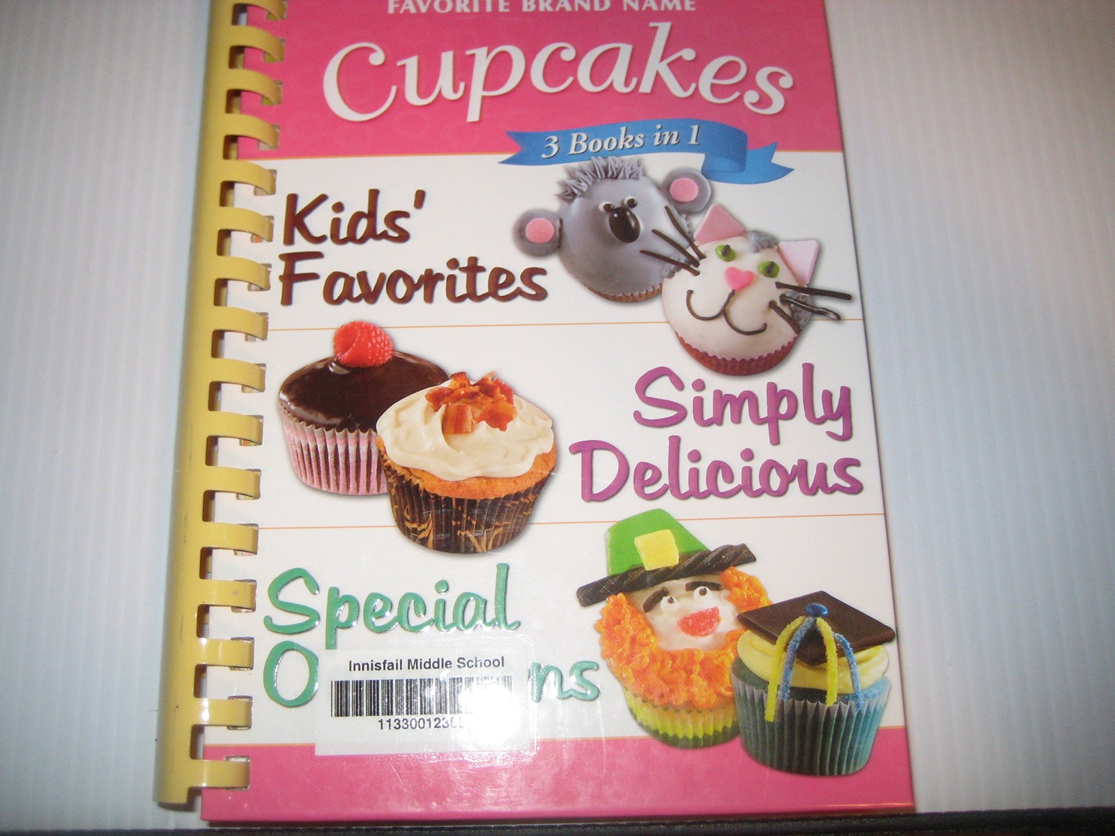 3 in 1 Cupcakes – Publications International – Good – See condition notes