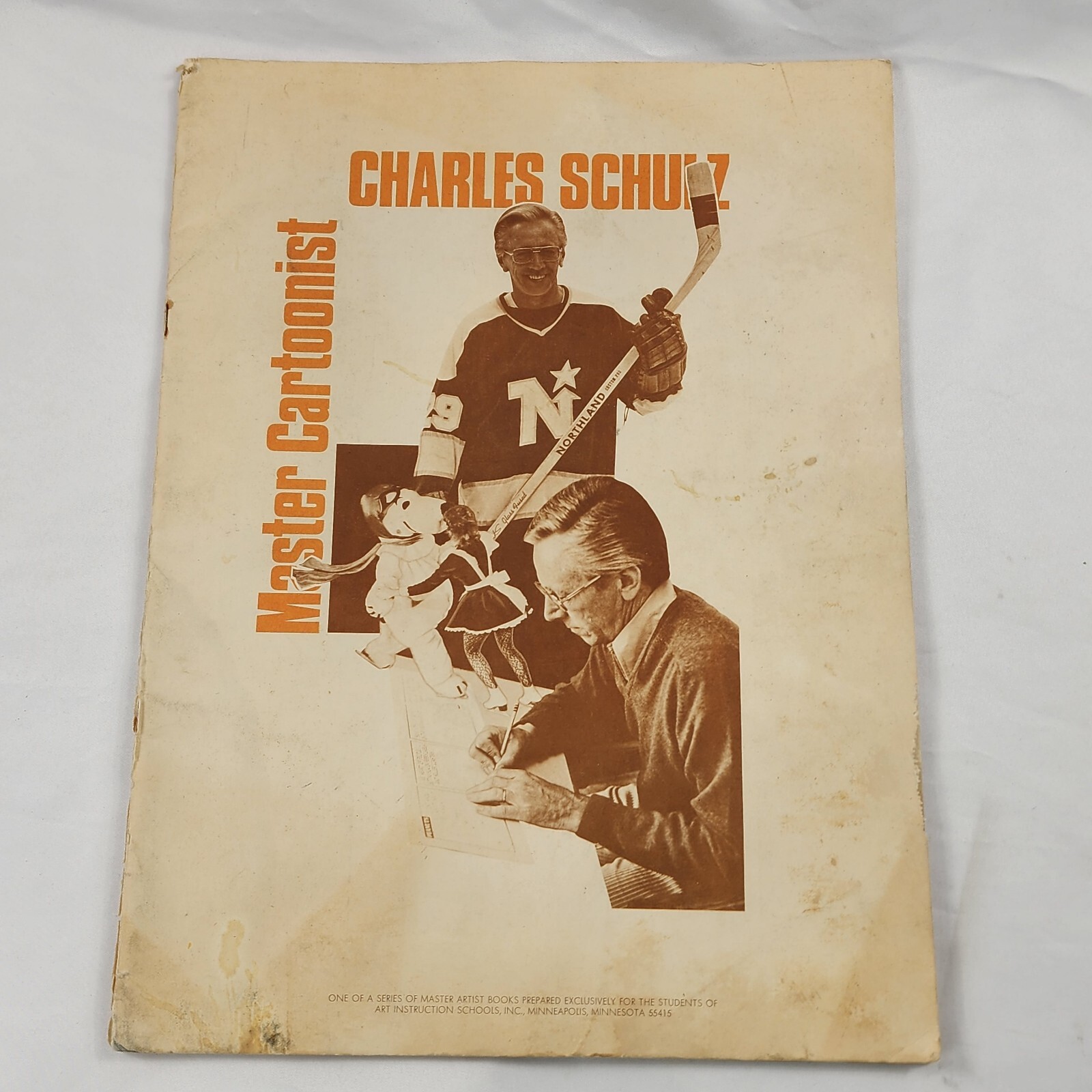 Charles Schutz Master Cartoonist 1975 Booklet Charlie Brown Peanuts 32 Pages Art